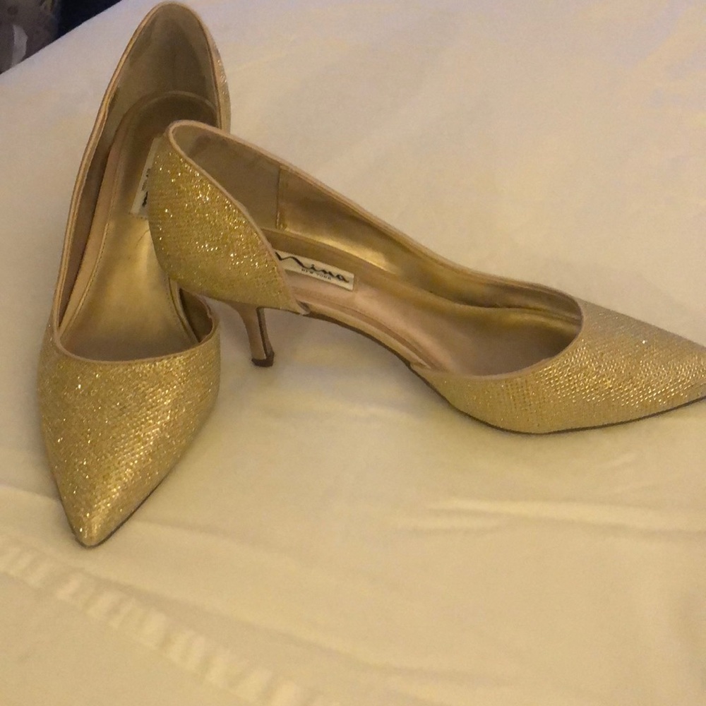 Elegant medium heel w/ side cutout